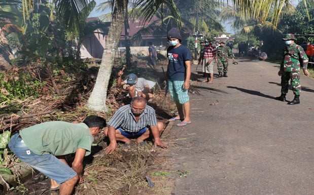 Zidam XII/Tpr Bersama Warga Bersihkan Saluran Parit Cegah Banjir