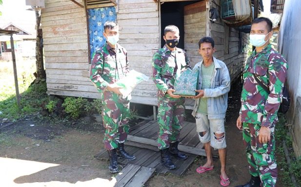 Bantu Ringankan Beban Warga Dimasa Pandemi, Zidam XII/Tpr Berikan Bantuan Sembako