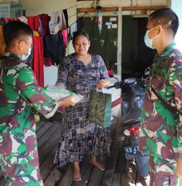 Kembali Zidam XII/Tpr Bagikan Paket Sembako Kepada Warga