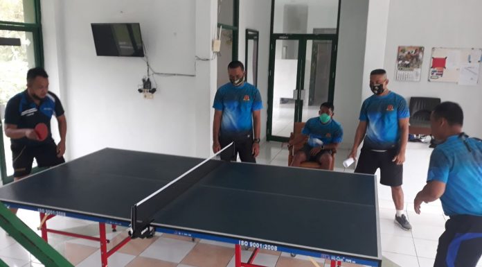 Personel Denzibang 1/Stg Bermain Tenis Meja Bersama Atlet Popda Sekadau