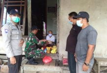 Babinsa Bersama Bhabinkamtinas dan Perangkat Desa Air Besar Bagikan Sembako Kepada Warga