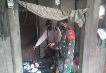 Koramil Air Besar Lakukan Penyemprotan Disinfektan Kerumah Warga Yang Diduga Meninggal Akibat Covid-19