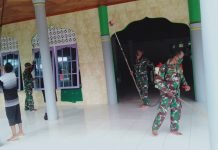 Koramil Air Besar Disinfektan Lingkungan Masjid Nurul Yaqin
