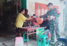 Koramil Air besar Bagikan Masker Gratis Kepada Warga