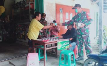 Koramil Air besar Bagikan Masker Gratis Kepada Warga