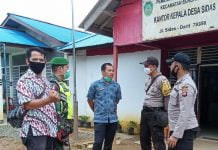 Babinsa Koramil Sengah Temila Bersama Bhabinkamtibmas dan Kepala Desa Sidas Jalin Komunikasi Bahasa Efek Pandemi Covid-19