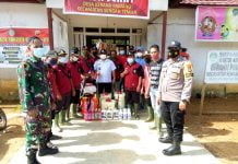 Babinsa Koramil Sengah Temila Bersama Perangkat Fesa Keranji Paidang Disinfektan Rumah Warga dan Fasilitas Umum