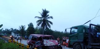 Oleng Truk Tabrak Minibus Hingga Ringsek di Dusun Layau Parindu