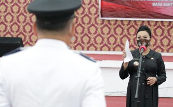 Bupati Karolin Lantik Kepala Desa Ansang