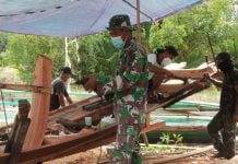 Anggota Zidam XII/Tanjungpura Bantu Warga di Paloh Buat Perahu