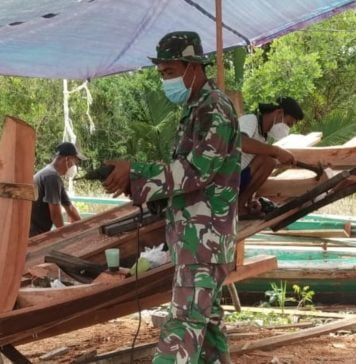 Anggota Zidam XII/Tanjungpura Bantu Warga di Paloh Buat Perahu