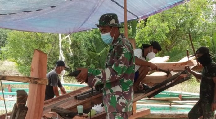 Anggota Zidam XII/Tanjungpura Bantu Warga di Paloh Buat Perahu