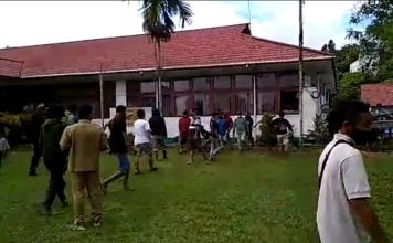 BREAKING NEWS: Demo Berakhir Ricuh, Sejumlah Kaca di Kantor Camat Nanga Mahap Pecah