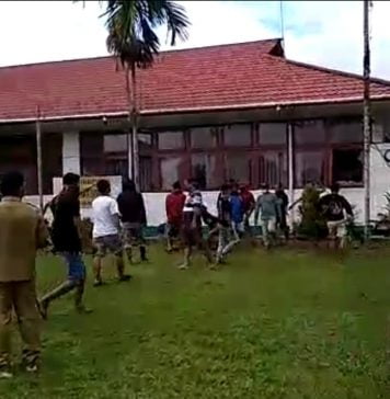 BREAKING NEWS: Demo Berakhir Ricuh, Sejumlah Kaca di Kantor Camat Nanga Mahap Pecah