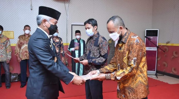 Bupati Martin Rantan Lantik Anggota Direksi dan Dewan Pengawas Perumda Pangan Mandiri BUMD Ketapang