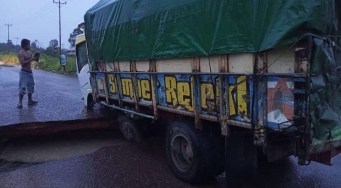 Jembatan Penghubung Kendawangan Menuju Kota Ketapang Roboh, Arus Lalu Lintas Lumpuh