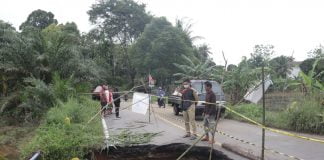 Jalan dan Jembatan Rusak Pasca Banjir, Bupati Landak Usulkan Perbaikan ke Pemerintah Provinsi dan Pusat