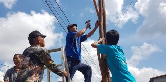 Sambut HUT Kemardekaan RI ke-76 Warga Gotong Royong Bangun Gapura