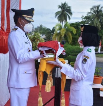 Bupati Ketapang Bertindak Sebagai Inspektur Pada Upacara Peringatan HUT RI ke 76