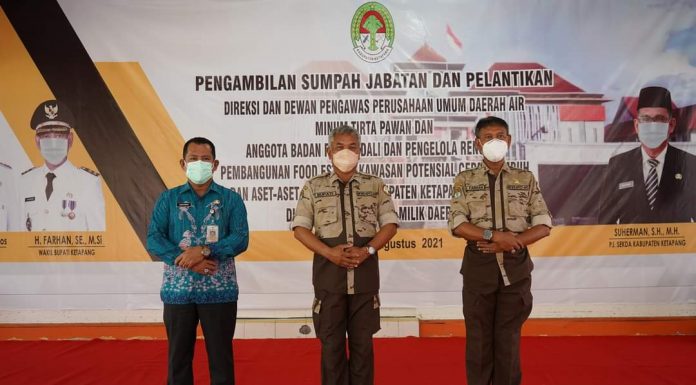 Bupati Lantik Direksi dan Dewan Pengawas Perumda Air Minum Tirta Ketapang