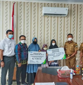 Ahli Waris Peserta BPJS Ketenagakerjaan Terima Santunan Kematian dan Beasiswa Pendidikan
