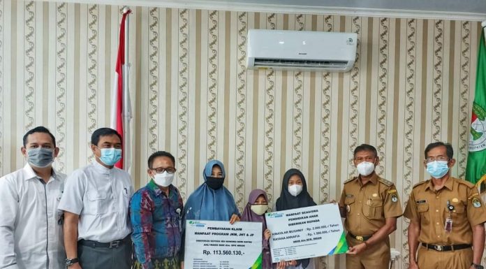 Ahli Waris Peserta BPJS Ketenagakerjaan Terima Santunan Kematian dan Beasiswa Pendidikan
