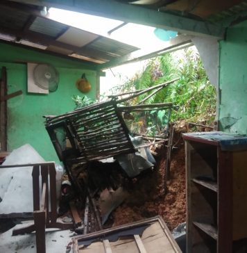 Sejumlah Rumah Warga di Entikong Terdampak Bencana Banjir dan Tanah Lonsor