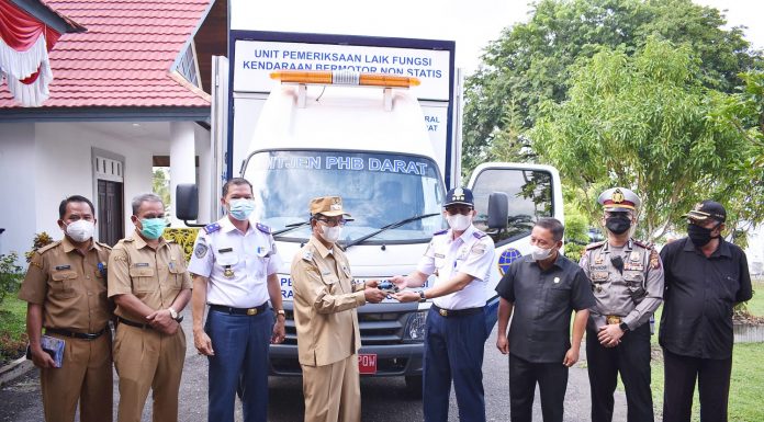 Kemenhub Serahkan Bantuan Kendaraan Uji Laik Fungsi Non Statis Kepada Pemkab Sintang