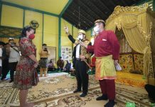 Bupati Karolin Dapat Gelar Kehormatan Putri Permata Jaya Negeri Ismahayana Landak