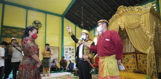 Bupati Karolin Dapat Gelar Kehormatan Putri Permata Jaya Negeri Ismahayana Landak