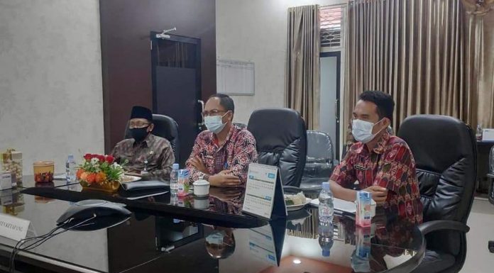 Asisten 1 Setda Ketapang Hadiri Wabiner Peran Tenaga Pendidik di Masa Pandemi