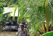 Serahkan Bantuan Korban Banjir di Desa Ulak Medang, Bupati Turut Sosialisasikan Program Kerja Pemkab Ketapang