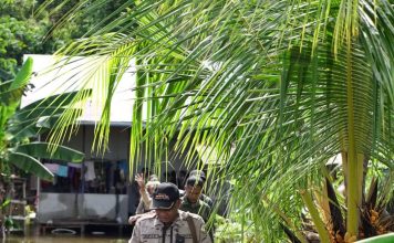 Serahkan Bantuan Korban Banjir di Desa Ulak Medang, Bupati Turut Sosialisasikan Program Kerja Pemkab Ketapang