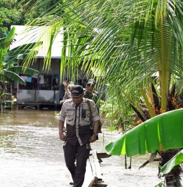 Serahkan Bantuan Korban Banjir di Desa Ulak Medang, Bupati Turut Sosialisasikan Program Kerja Pemkab Ketapang