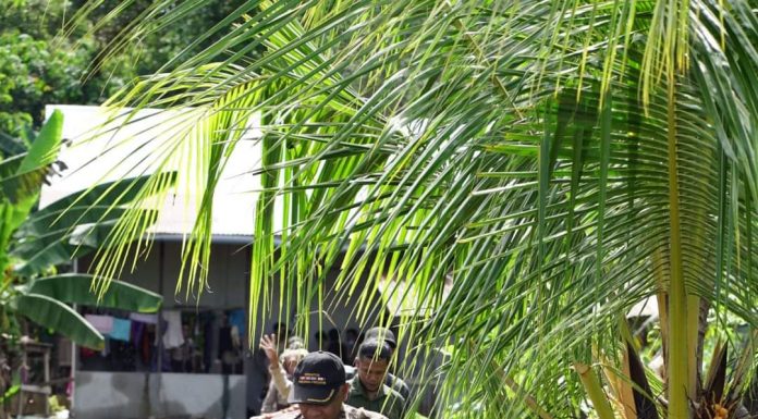 Serahkan Bantuan Korban Banjir di Desa Ulak Medang, Bupati Turut Sosialisasikan Program Kerja Pemkab Ketapang