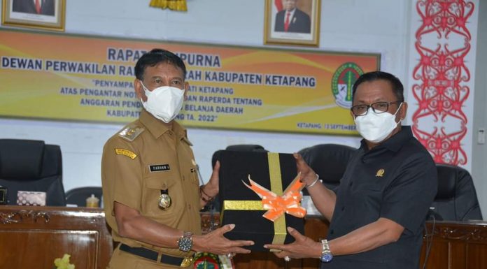 Wabup Ketapang Sampaikan Nota Keuangan dan Raperda APBD Tahun Anggaran 2022