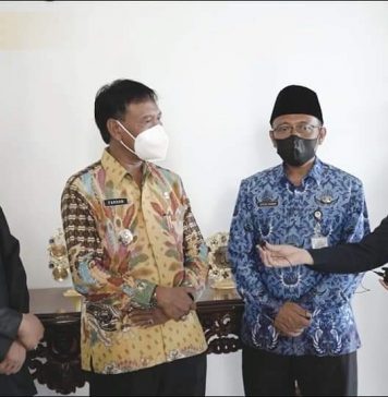 Wabup Farhan Berikan Bantuan Kepada Santri Pesantren Darul Fadhilah