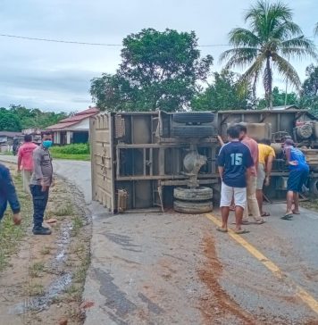 Pecah Ban Mobil Bok Jasa Ekspedisi Terguling