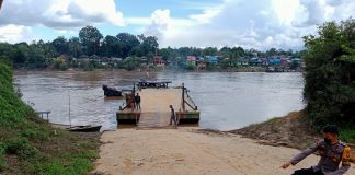 Bawa Tabung Oksigen dan Cool Box Mobil Ambulan RS Pratama Serawai Terjun Bebas Kesungai