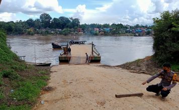 Bawa Tabung Oksigen dan Cool Box Mobil Ambulan RS Pratama Serawai Terjun Bebas Kesungai