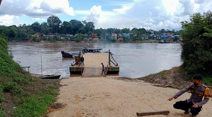 Bawa Tabung Oksigen dan Cool Box Mobil Ambulan RS Pratama Serawai Terjun Bebas Kesungai