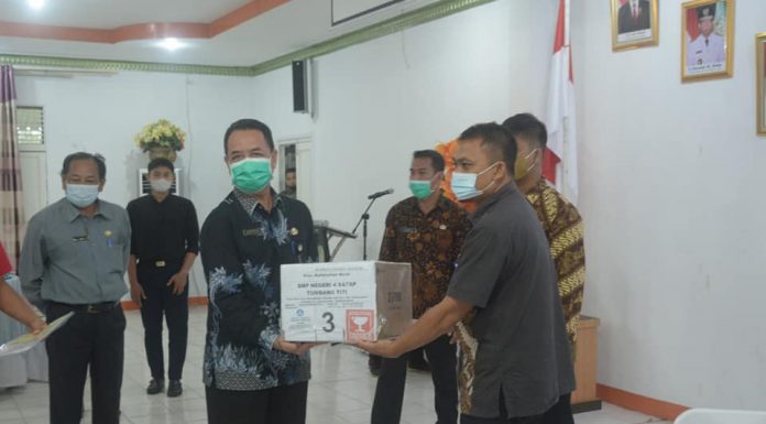 Pemkab Ketapang Serahkan Bantuan Kemendikbud Kepada Sekolah SMP dan SMA