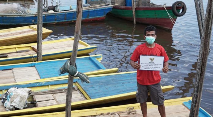Pekab Ketapang Serahkan 5 Unit Perahu Mesin Bantuan Zakat Kepada Nelayan Tradisional