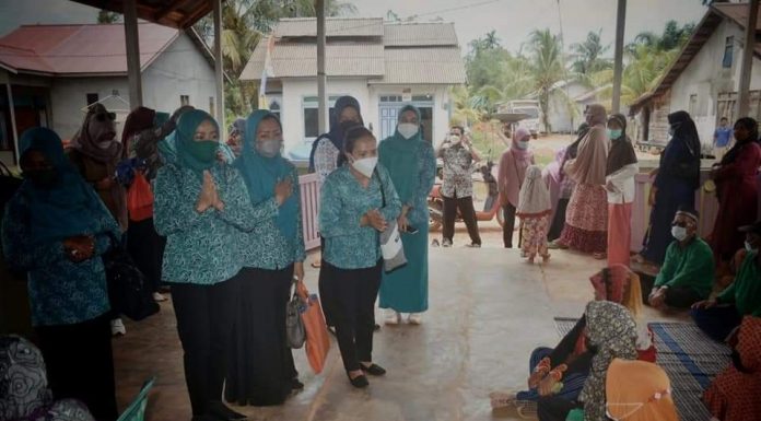TP PKK Ketapang Lakukan Pembinaan Lansia di Desa Kendawangan Kanan