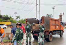 Yonarmed 16/Komposit Ngabang Gelar Aksi Bakti Sosial Jum’at Bersih