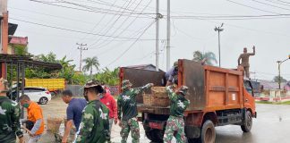 Yonarmed 16/Komposit Ngabang Gelar Aksi Bakti Sosial Jum’at Bersih