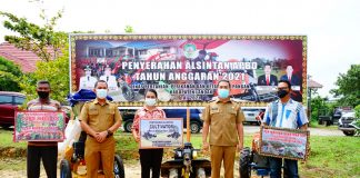 Pemkab Landak Serahkan 131 Unit Alsintan Kepada Kelompok Tani