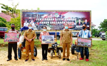 Pemkab Landak Serahkan 131 Unit Alsintan Kepada Kelompok Tani