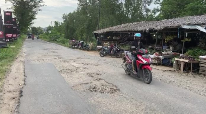 Ruas Jalan di Kecamatan Sukadana Rusak Rawan Picu Lakalantas