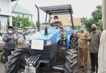 Wabup Farhan Serahkan Bantuan Alsintan Kepada Kelompok Tani